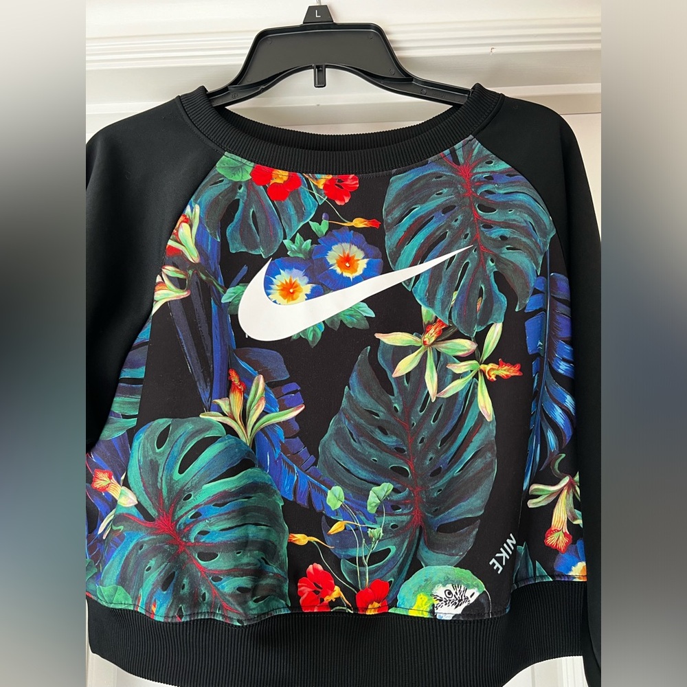 CLEARANCE Women’s Medium Nike Sportswear Ultra-Femme Floral Print Cropped Top - Picture 3 of 8